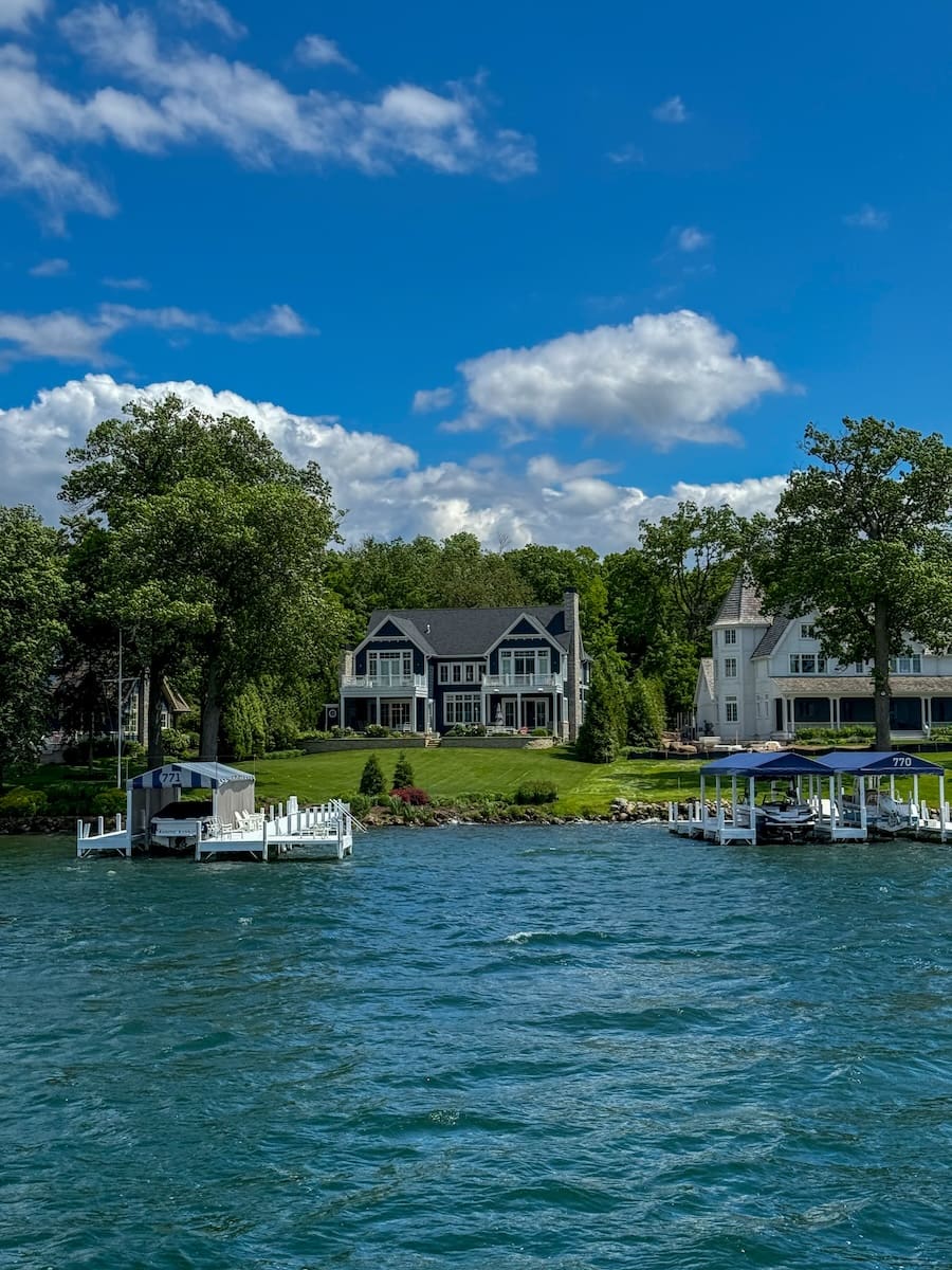 Image of large houses along the water of Geneva Lake in Lake Geneva, Wisconsin 